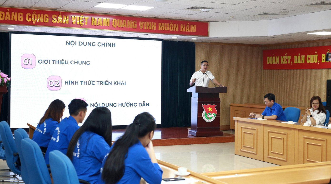 Các chuyên gia chia sẻ tại buổi tập huấn. - Ảnh: Bảo Anh