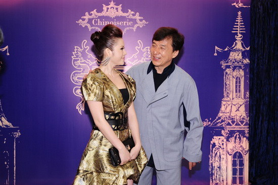 Và chiếc váy còn lại là lúc cô mặc để gặp gỡ ngôi sao Thành Long mới đây tại Hong Kong