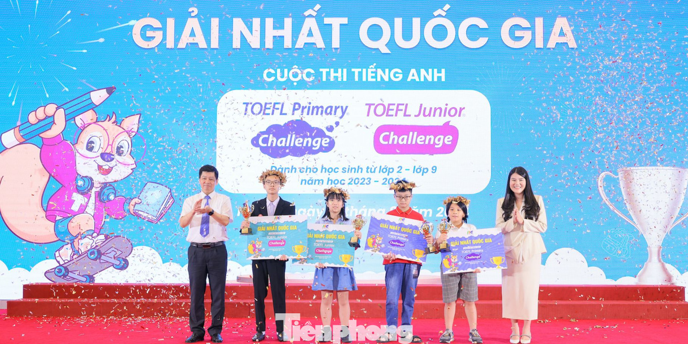 Ban tổ chức trao giải Nhất Quốc gia cho 4 thí sinh xuất sắc nhất