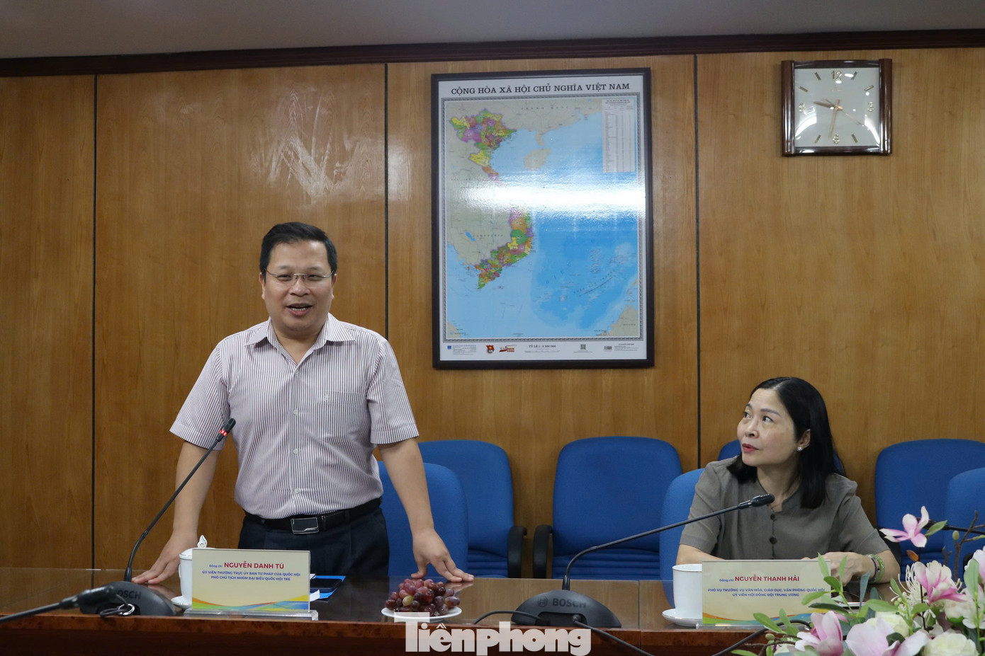 Các đại biểu trao đổi, thảo luận tại buổi họp.