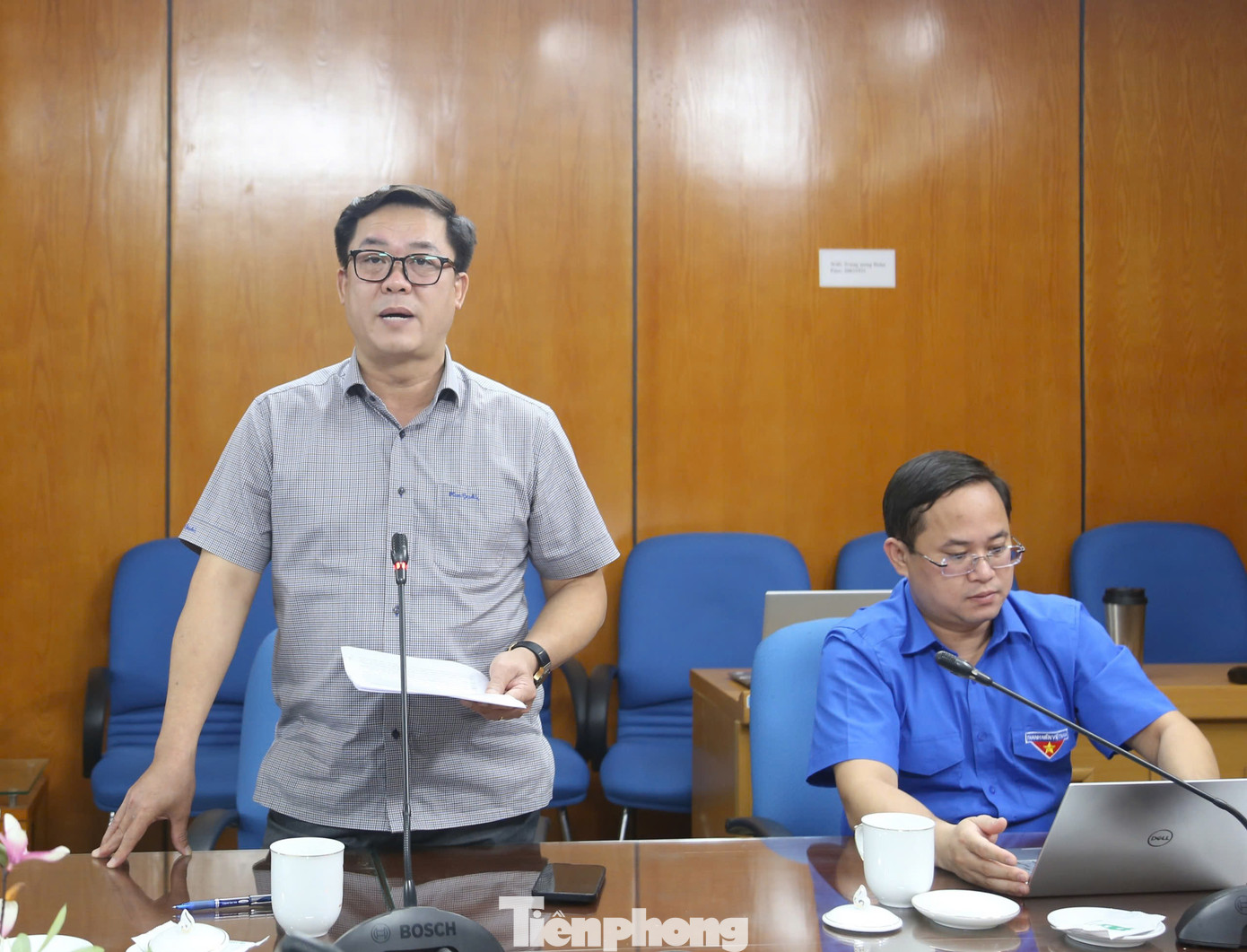 Các thành viên tổ công tác góp ý đối với công tác tổ chức Đại hội đại biểu Hội LHTN Việt Nam tỉnh Hậu Giang lần thứ V.