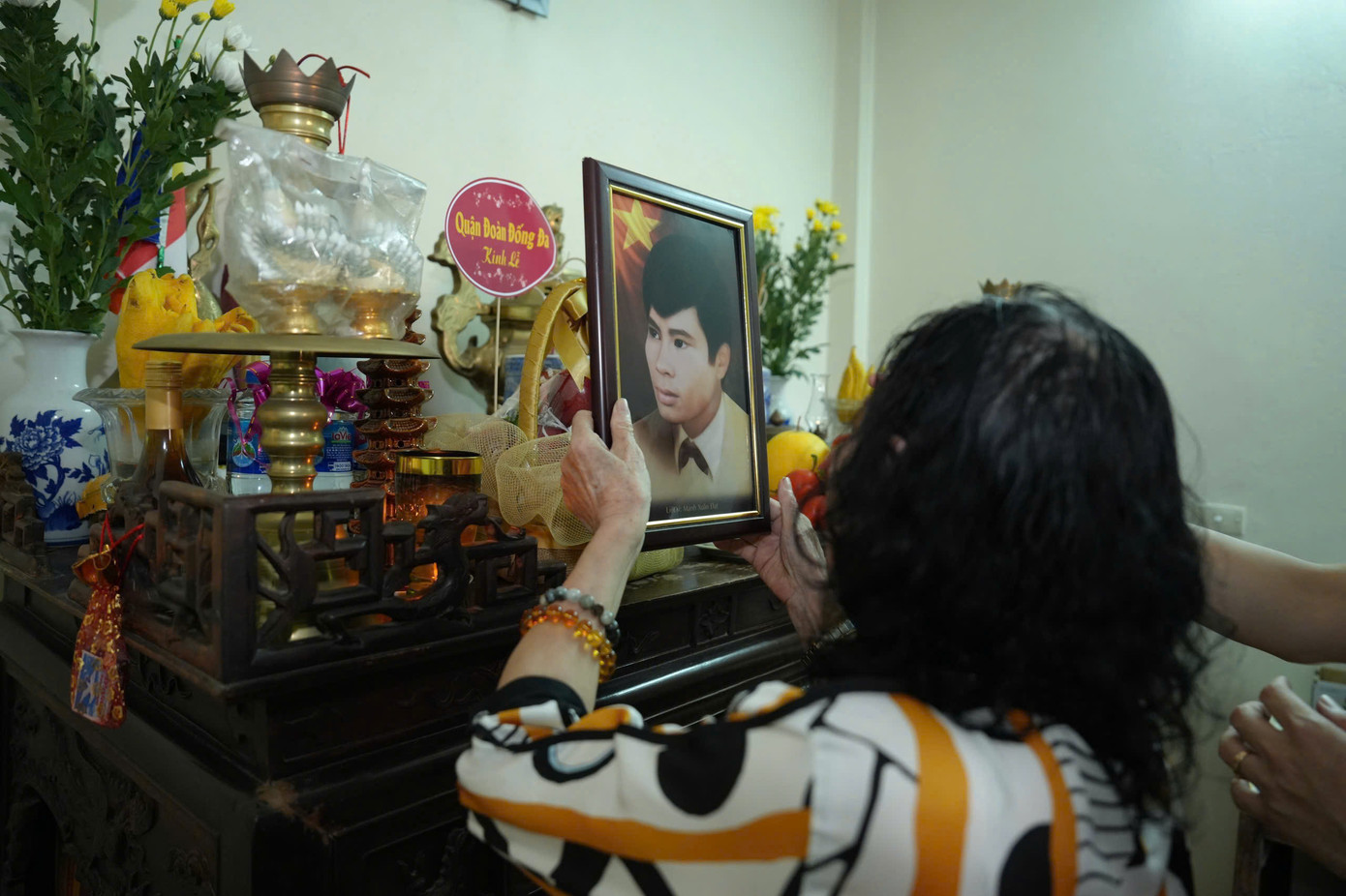 Với thân nhân các liệt sĩ các di ảnh liệt sĩ được phục dựng là món quà vô giá.