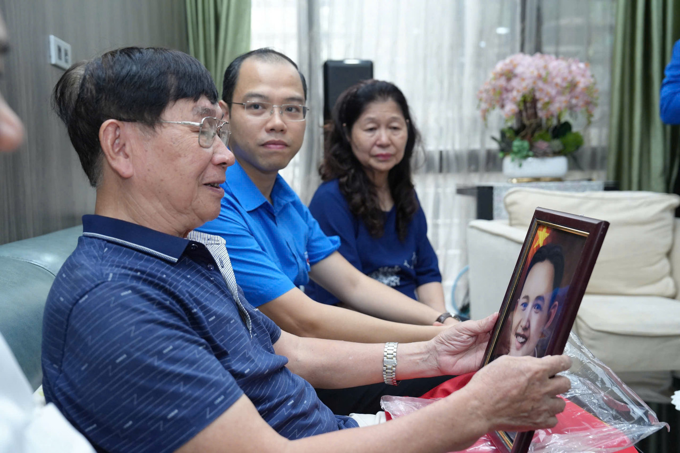 Anh Nguyễn Tiến Hưng – Phó Bí thư Thành Đoàn, Chủ tịch Hội Sinh viên TP Hà Nội trao tặng di ảnh phục dựng chân dung liệt sĩ