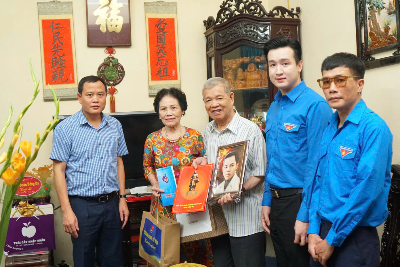 Anh Đào Đức Việt – Phó Bí thư Thành Đoàn, Chủ tịch Hội Đồng Đội TP Hà Nội (thứ 2, từ phải qua) trao tặng di ảnh phục dựng chân dung liệt sĩ