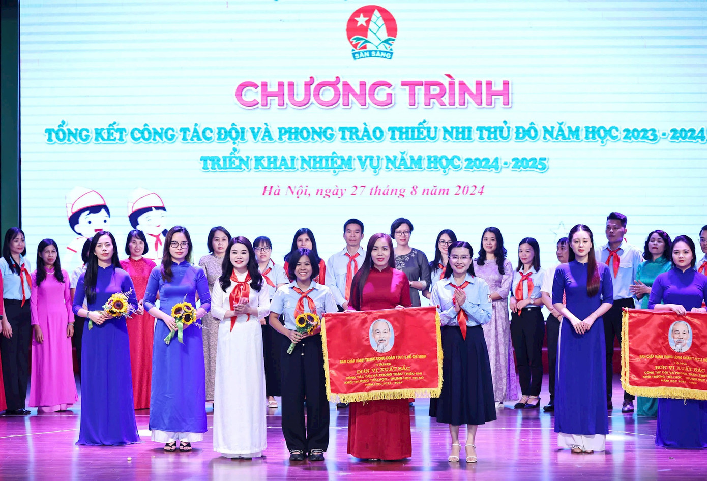 Chị Nguyễn Phạm Duy Trang - Bí thư T.Ư Đoàn, Chủ tịch Hội đồng Đội T.Ư và chị Chu Hồng Minh - Bí thư Thành Đoàn Hà Nội trao tặng Cờ đơn vị xuất sắc công tác Đội và phong trào thiếu nhi của T.Ư Đoàn cho các liên đội.