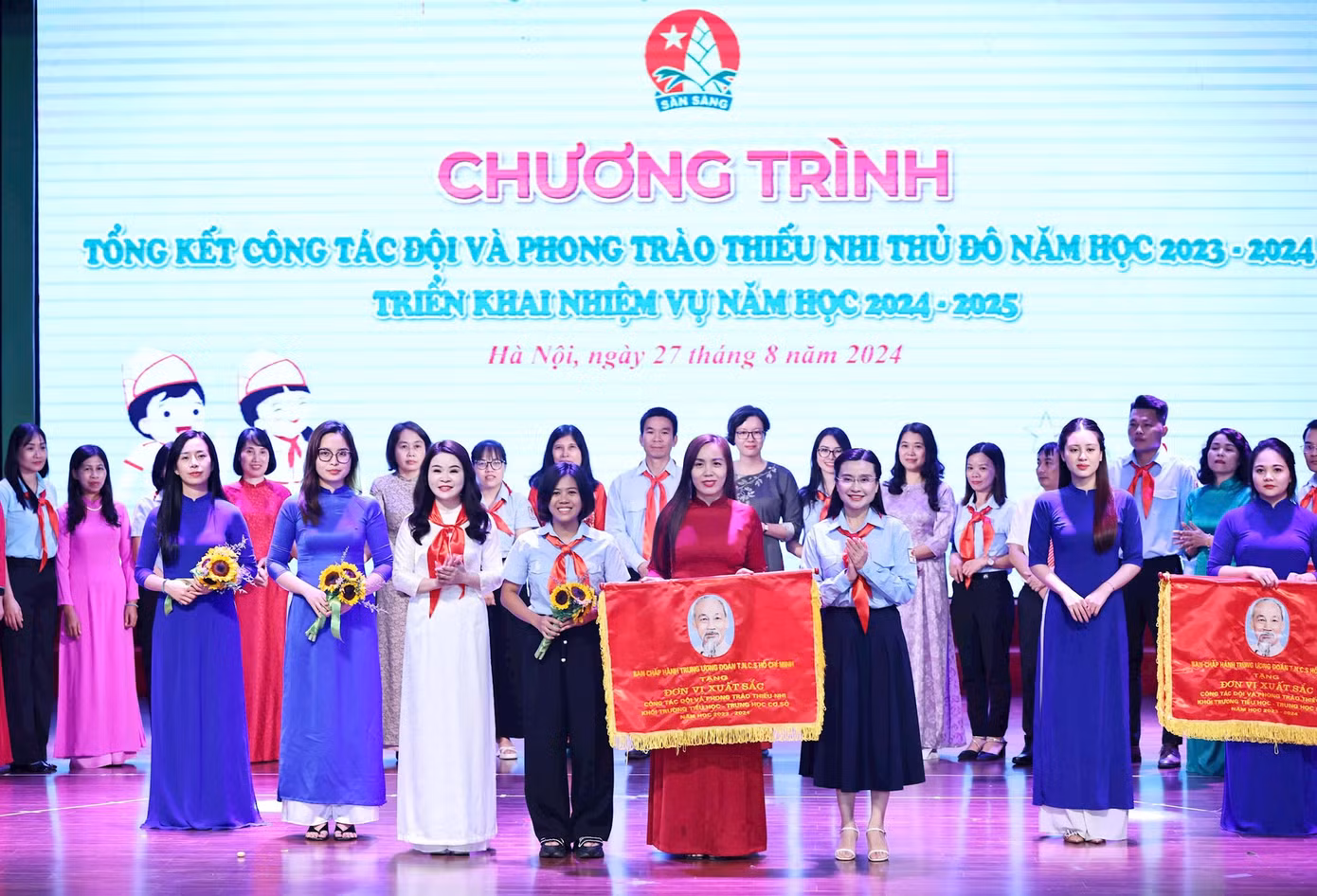 Chị Nguyễn Phạm Duy Trang - Bí thư T.Ư Đoàn, Chủ tịch Hội đồng Đội T.Ư và chị Chu Hồng Minh - Bí thư Thành Đoàn Hà Nội trao tặng Cờ đơn vị xuất sắc công tác Đội và phong trào thiếu nhi của T.Ư Đoàn cho các liên đội.