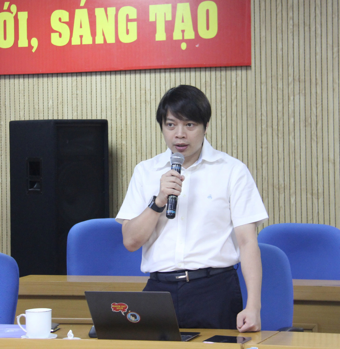 Anh Nguyễn Hữu Tú - Ủy viên thường trực Đoàn Chủ tịch Ủy ban T.Ư Hội LHTN Việt Nam, Phó Chủ tịch thường trực – Tổng thư ký Hội Thầy thuốc trẻ Việt Nam trao đổi tại hội nghị