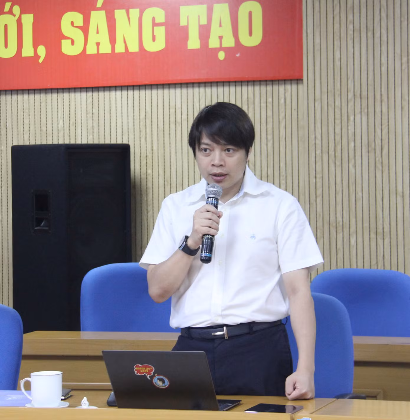 Anh Nguyễn Hữu Tú - Ủy viên thường trực Đoàn Chủ tịch Ủy ban T.Ư Hội LHTN Việt Nam, Phó Chủ tịch thường trực – Tổng thư ký Hội Thầy thuốc trẻ Việt Nam trao đổi tại hội nghị