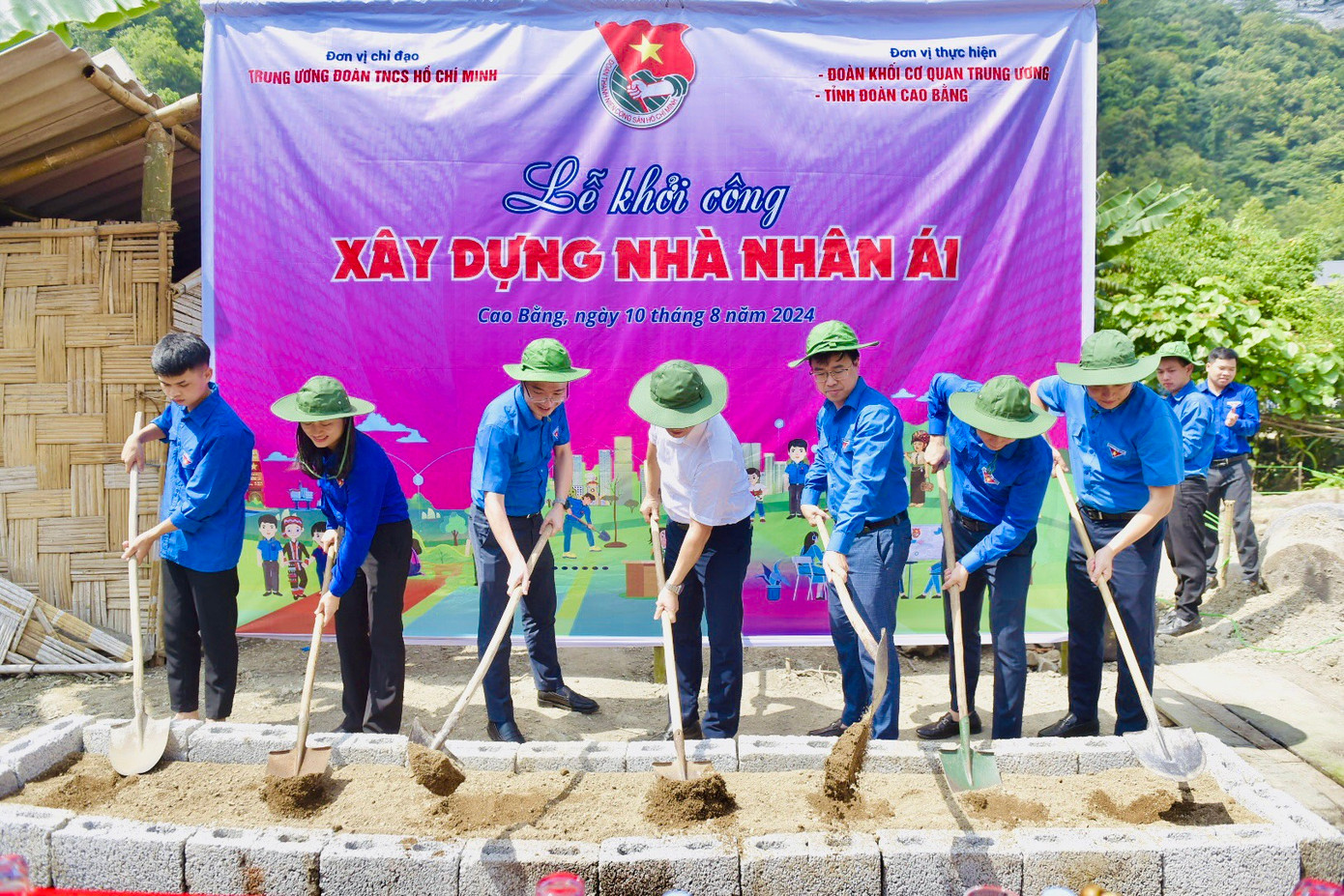 Anh Nguyễn Tường Lâm - Bí thư T.Ư Đoàn, Phó Chủ tịch T.Ư Hội LHTN Việt Nam và các đại biểu làm lễ khởi công xây nhà nhân ái cho anh Đinh Ích Biên, tại xóm Ngưỡng Đồng, xã Trung Phúc, huyện Trùng Khánh, tỉnh Cao Bằng Anh Nguyễn Tường Lâm - Bí thư T.Ư Đoàn, Phó Chủ tịch T.Ư Hội LHTN Việt Nam và các đại biểu làm lễ khởi công xây nhà nhân ái cho anh Đinh Ích Biên, tại xóm Ngưỡng Đồng, xã Trung Phúc, huyện Trùng Khánh, tỉnh Cao Bằng