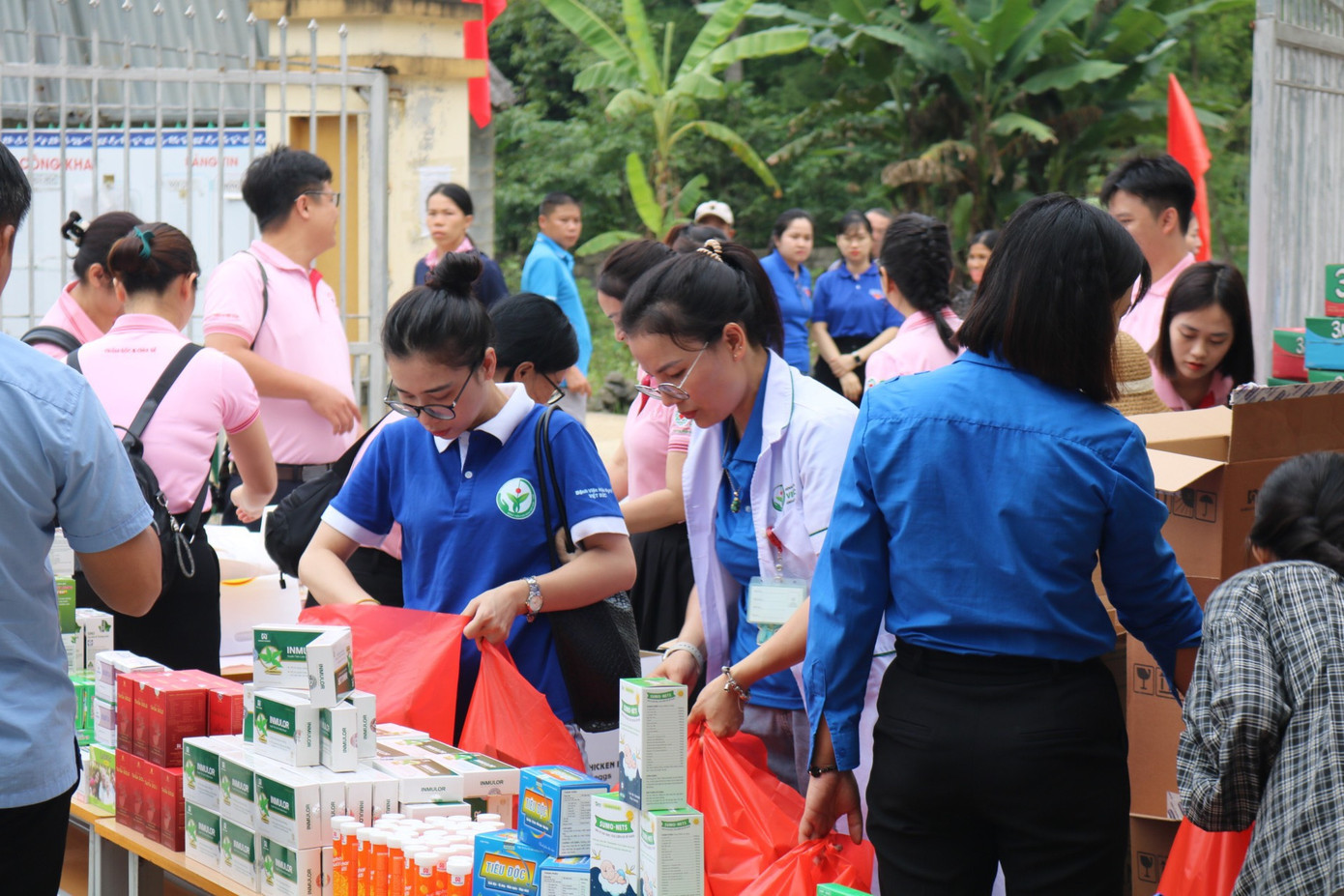 Tư vấn, khám bệnh, cấp phát thuốc miễn phí cho người dân Tư vấn, khám bệnh, cấp phát thuốc miễn phí cho người dân