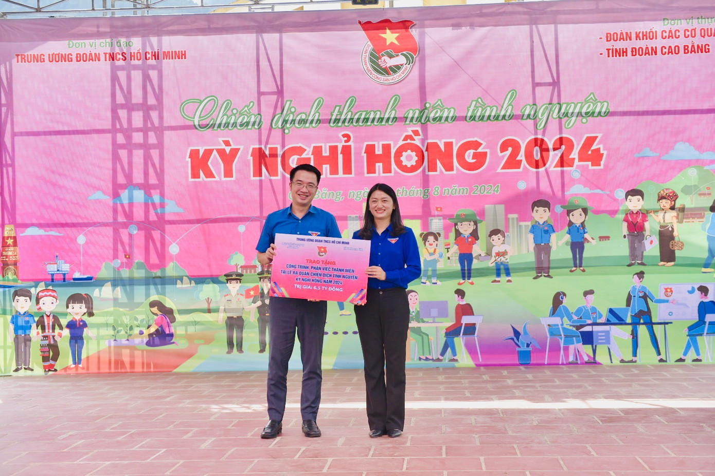 Bí thư T.Ư Đoàn, Phó Chủ tịch T.Ư Hội LHTN Việt Nam Nguyễn Tường Lâm trao tặng biểu trưng nguồn lực hỗ trợ Cao Bằng trong chiến dịch Kỳ nghỉ hồng cấp Trung ương năm 2024. Bí thư T.Ư Đoàn, Phó Chủ tịch T.Ư Hội LHTN Việt Nam Nguyễn Tường Lâm trao tặng biểu trưng nguồn lực hỗ trợ Cao Bằng trong chiến dịch Kỳ nghỉ hồng cấp Trung ương năm 2024.