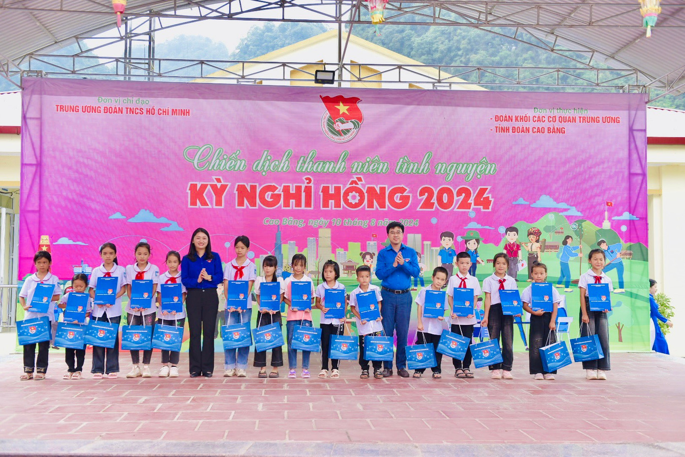 Các nguồn lực, món quà được trao tặng tại chương trình Các nguồn lực, món quà được trao tặng tại chương trình