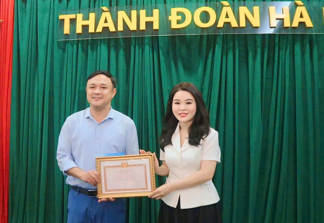 Chị Chu Hồng Minh - Bí thư Thành Đoàn Hà Nội trao giải Đặc biệt cho huyện Quốc Oai.