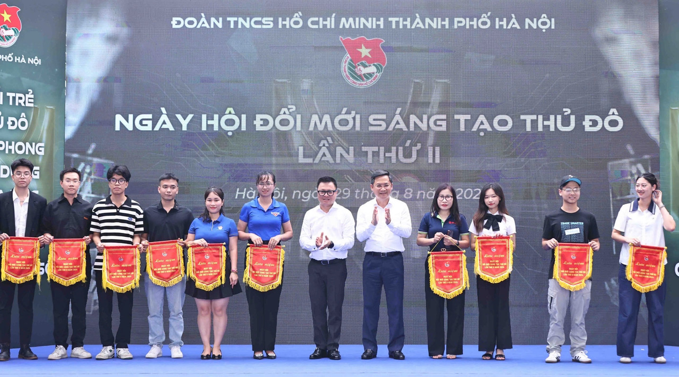 Phó Trưởng Ban Tuyên giáo Trung ương, Tổng Biên tập báo Nhân dân, Chủ tịch Hội Nhà báo Việt Nam Lê Quốc Minh trao cờ lưu niệm cho các đơn vị tham gia ngày hội.