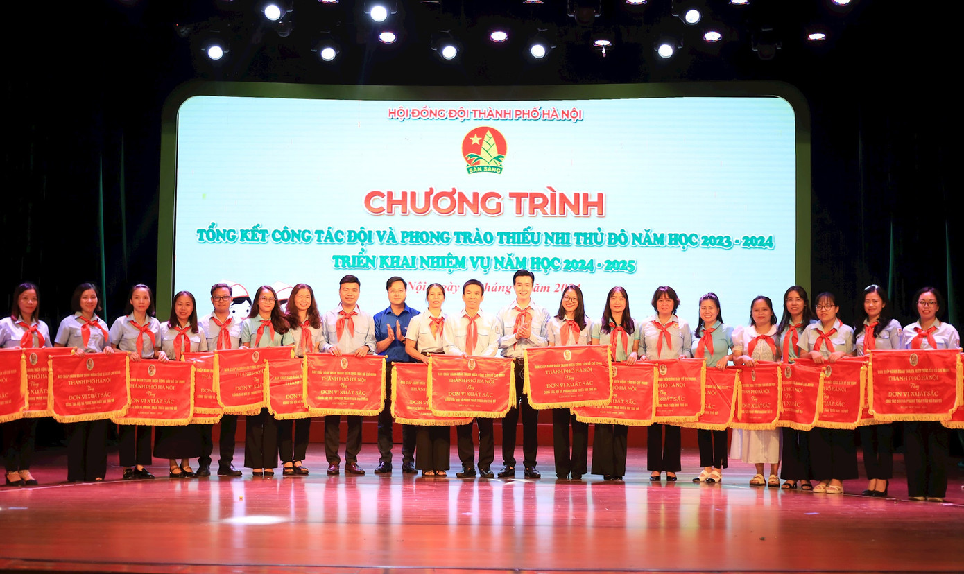 Trao tặng Cờ đơn vị xuất sắc của Thành Đoàn cho các liên đội.