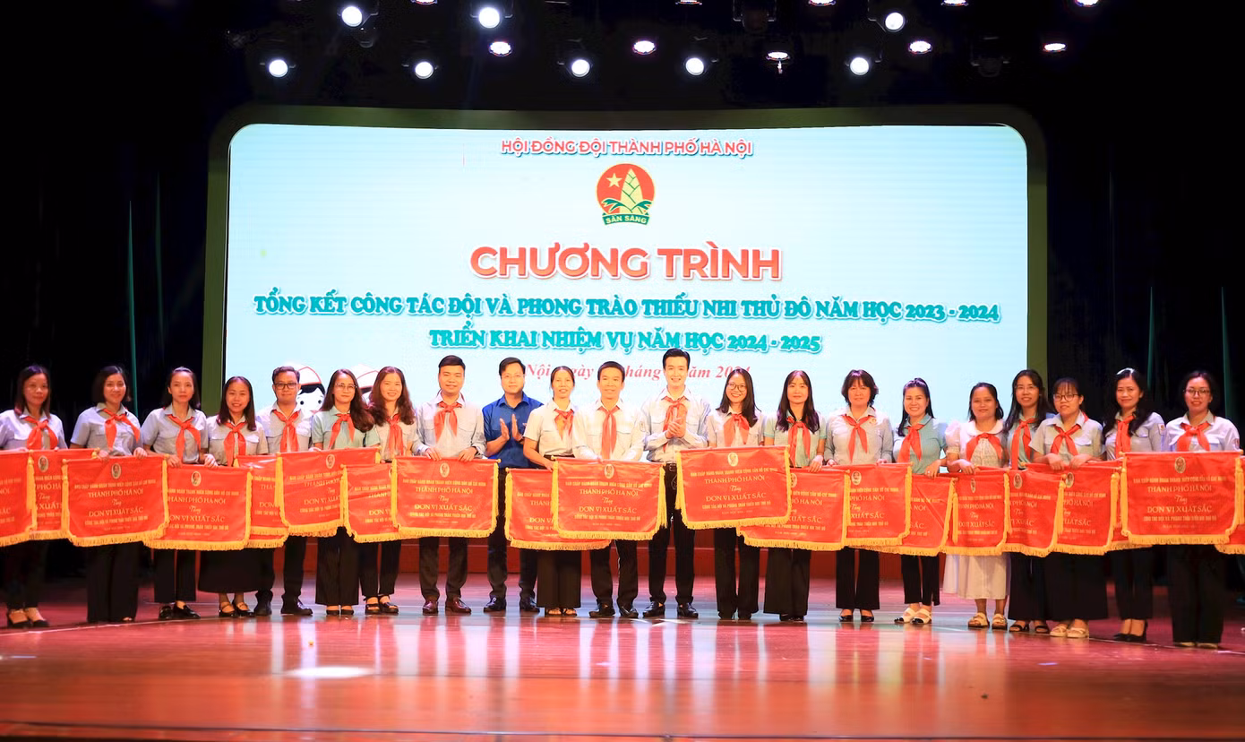 Trao tặng Cờ đơn vị xuất sắc của Thành Đoàn cho các liên đội.