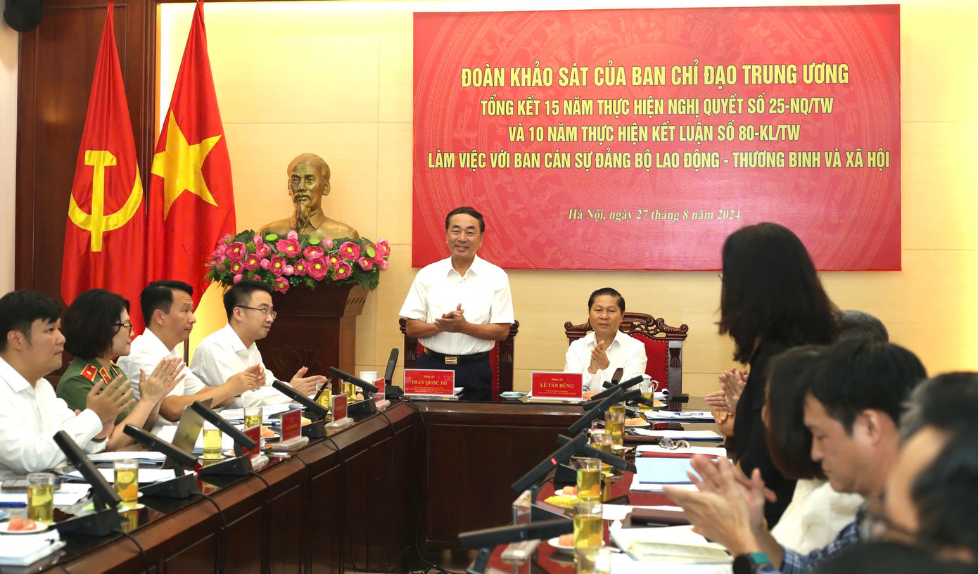 Thượng tướng Trần Quốc Tỏ - Thứ trưởng Bộ Công an, thành viên Ban Chỉ đạo, Trưởng đoàn khảo sát số 1; Thứ trưởng Bộ LĐ-TB&XH Lê Tấn Dũng chủ trì buổi làm việc. Ảnh: Bảo Anh Thượng tướng Trần Quốc Tỏ - Thứ trưởng Bộ Công an, thành viên Ban Chỉ đạo, Trưởng đoàn khảo sát số 1; Thứ trưởng Bộ LĐ-TB&XH Lê Tấn Dũng chủ trì buổi làm việc. Ảnh: Bảo Anh