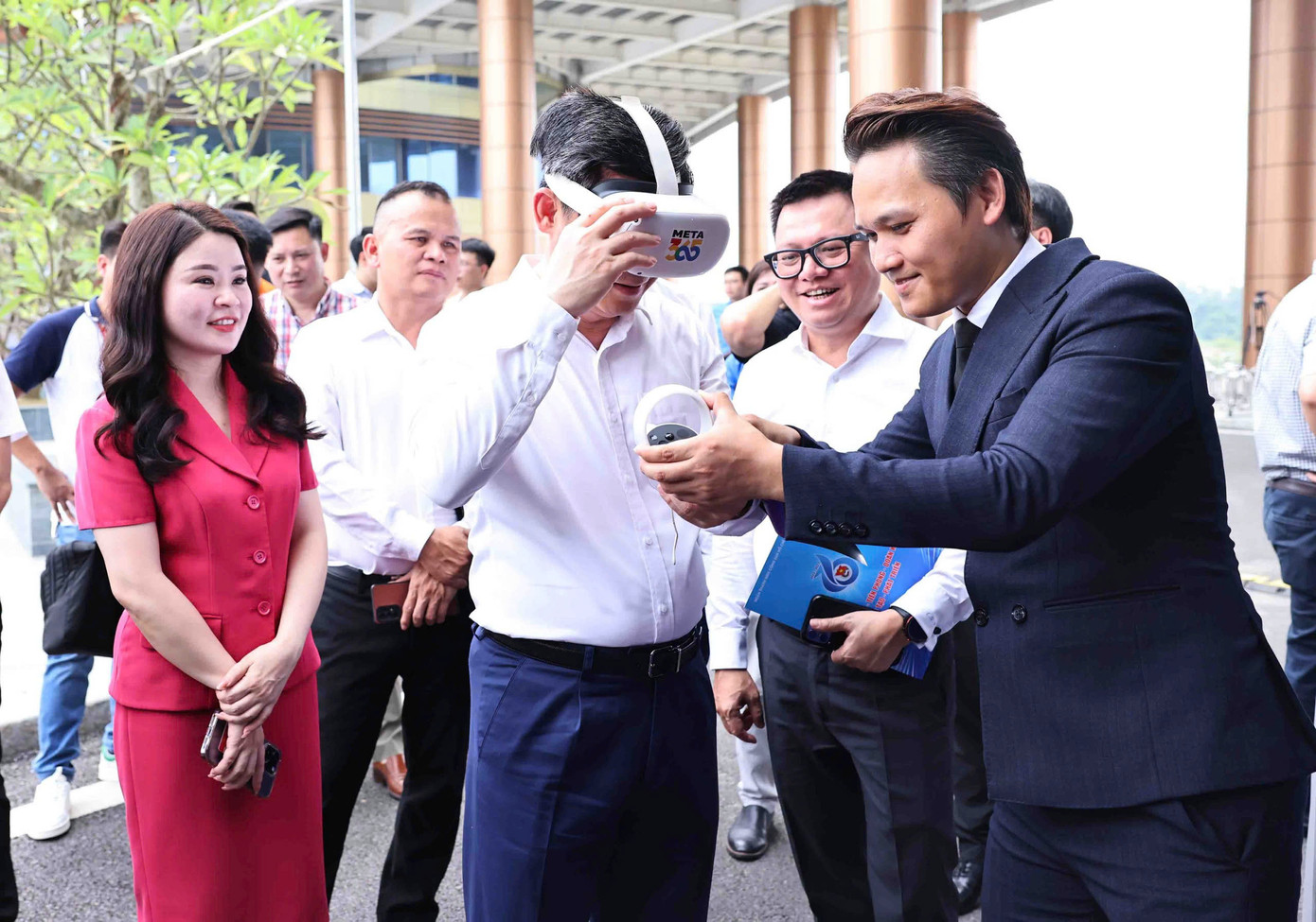 Các đại biểu trải nghiệm các sản phẩm công nghệ tại ngày hội.