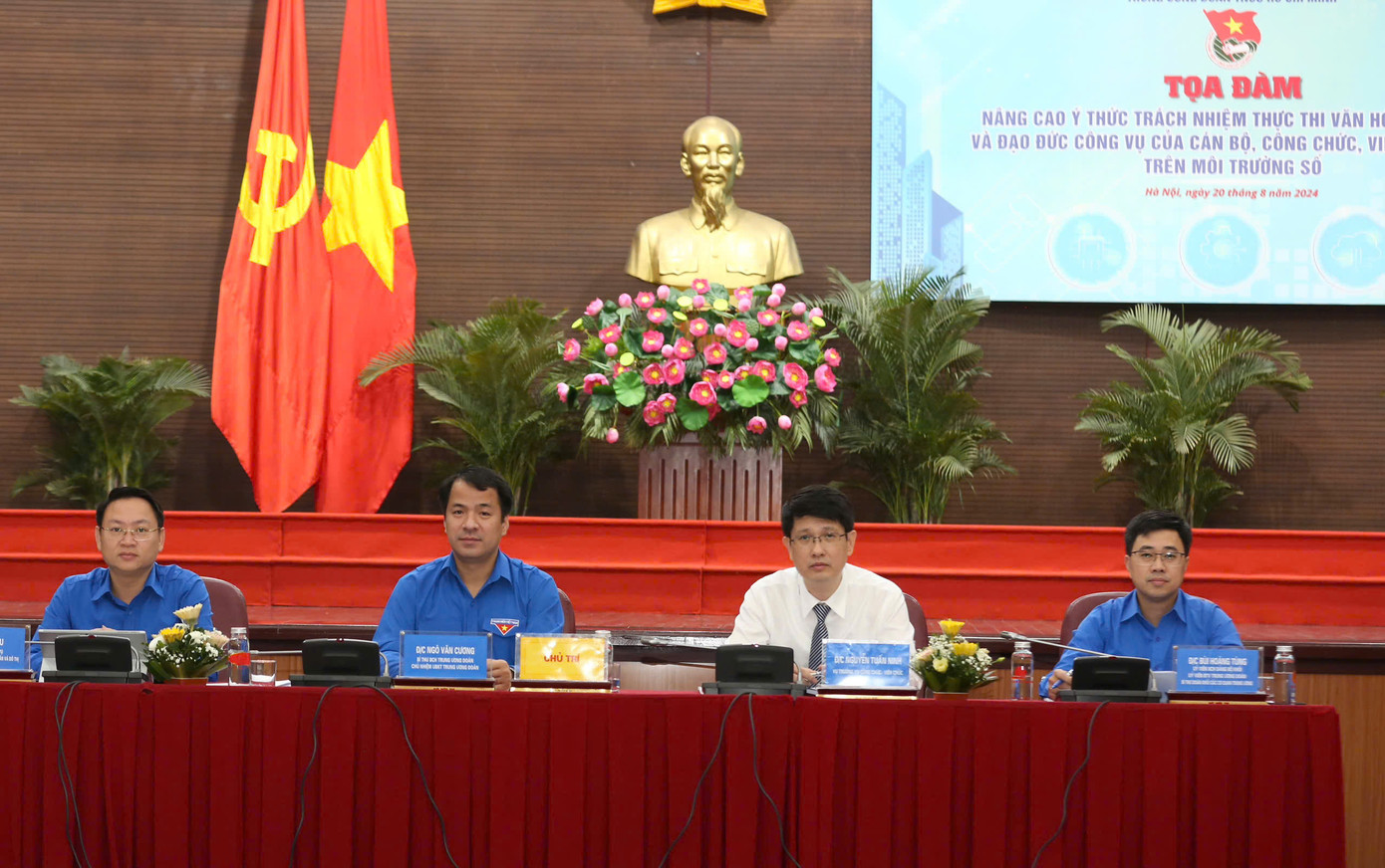 Tọa đàm “Xây dựng đội ngũ cán bộ, công chức, viên chức trẻ vì một Việt Nam hùng cường”. Ảnh: Bảo Anh