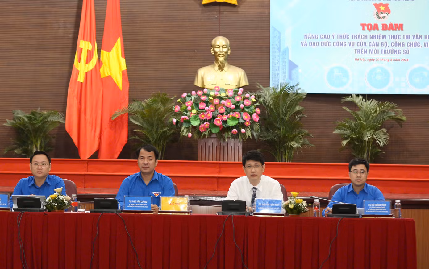 Tọa đàm “Xây dựng đội ngũ cán bộ, công chức, viên chức trẻ vì một Việt Nam hùng cường”. Ảnh: Bảo Anh