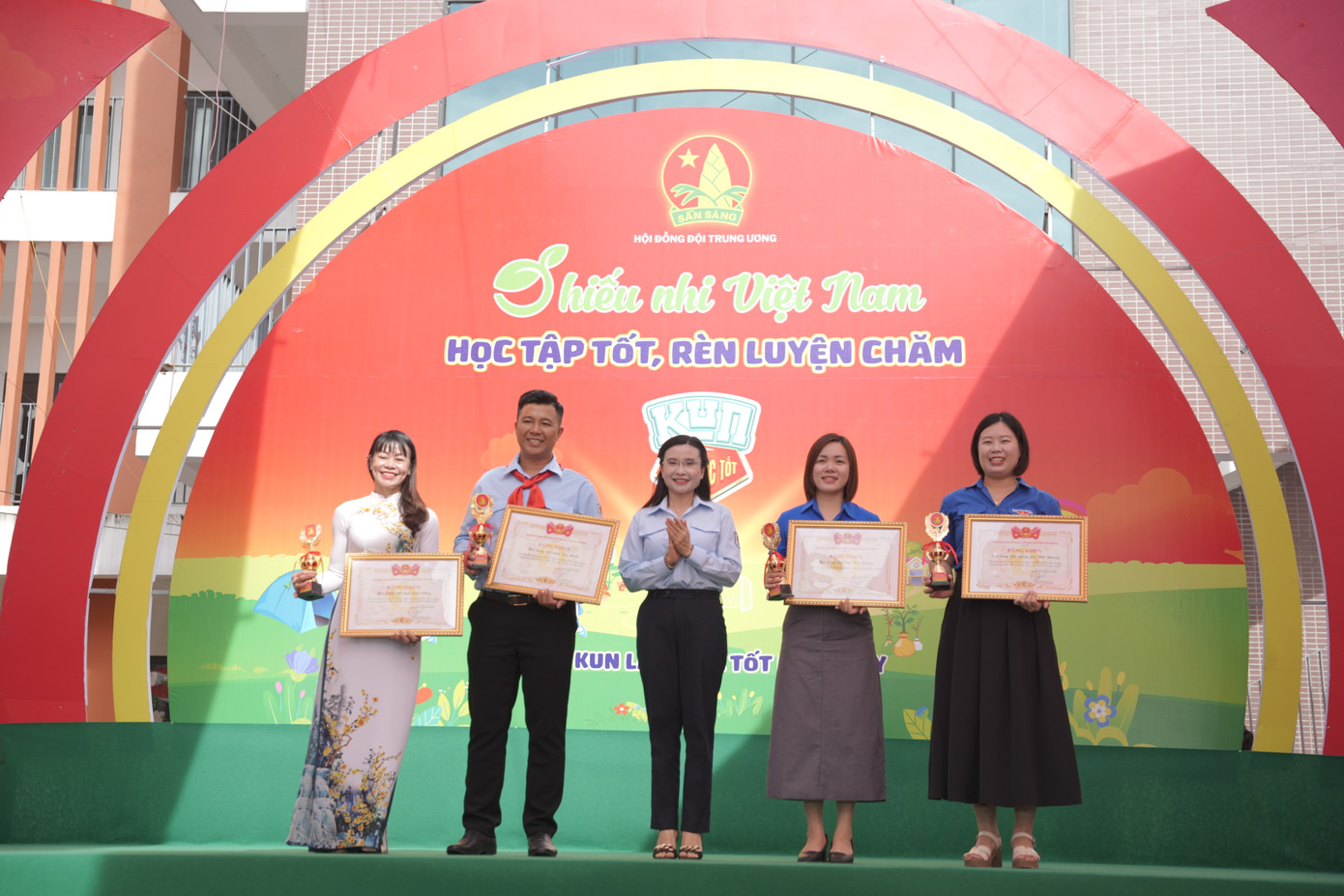 Chị Nguyễn Phạm Duy Trang - Bí thư T.Ư Đoàn, Chủ tịch Hội đồng Đội T.Ư trao giải cho các đơn vị đạt kết quả xuất sắc trên ứng dụng Làm việc tốt.