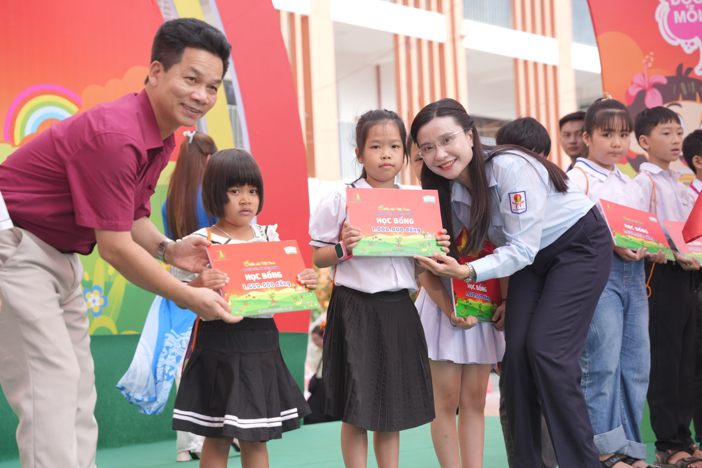 Chị Nguyễn Phạm Duy Trang - Bí thư T.Ư Đoàn, Chủ tịch Hội đồng Đội T.Ư trao tặng học bổng cho các em thiếu nhi có hoàn cảnh khó khăn trên địa bàn tỉnh Hải Dương.