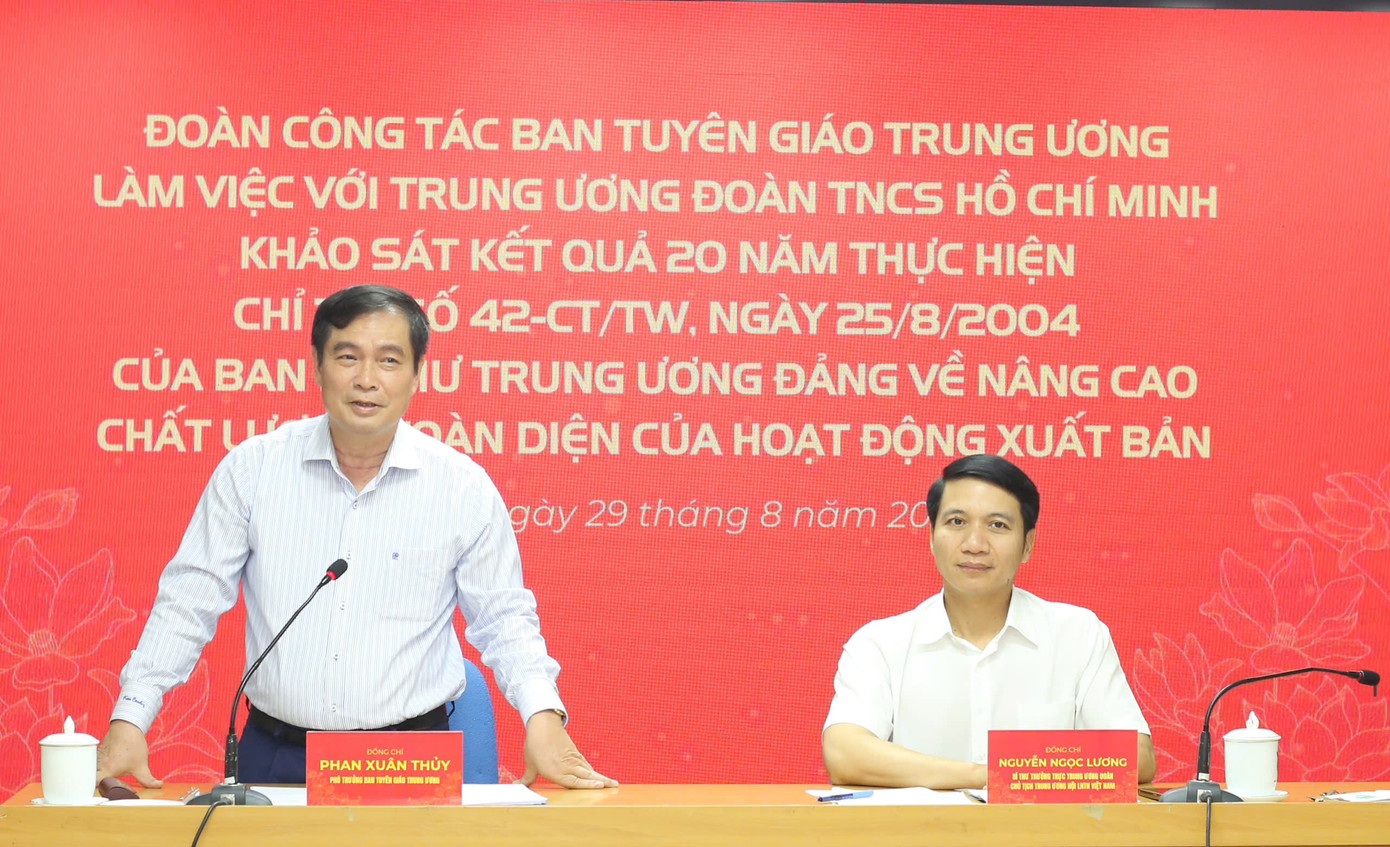 Phó Trưởng Ban Tuyên giáo T.Ư, Trưởng đoàn khảo sát Phan Xuân Thủy và Bí thư thường trực T.Ư Đoàn, Chủ tịch Hội LHTN Việt Nam Nguyễn Ngọc Lương chủ trì buổi làm việc. Ảnh: Bảo Anh