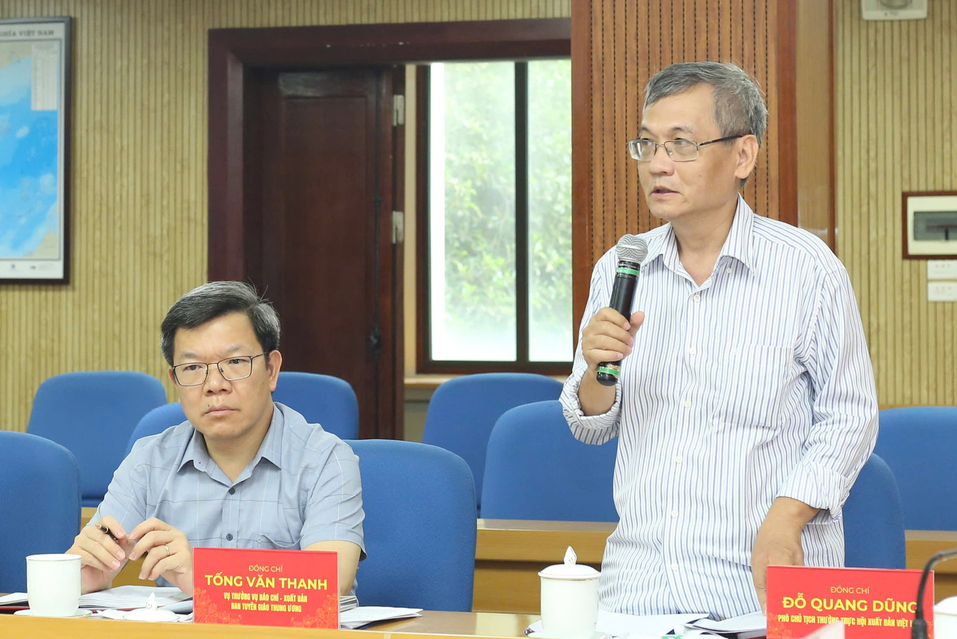 Các thành viên đoàn khảo sát trao đổi tại buổi làm việc. Ảnh: Bảo Anh