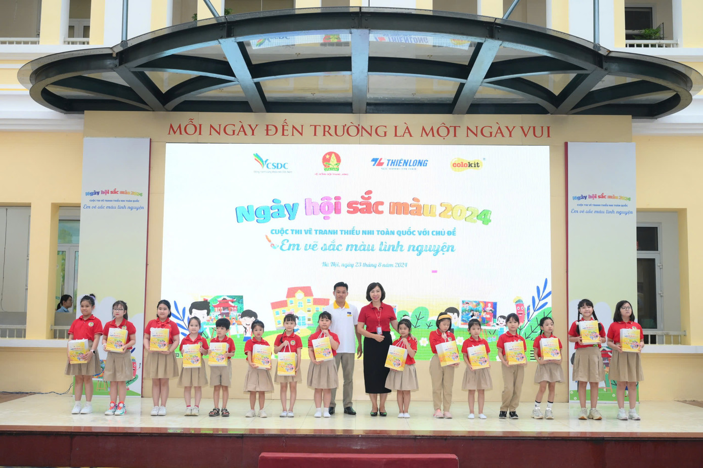 Trao quà tặng cho các em thiếu nhi có thành tích trong học tập, rèn luyện