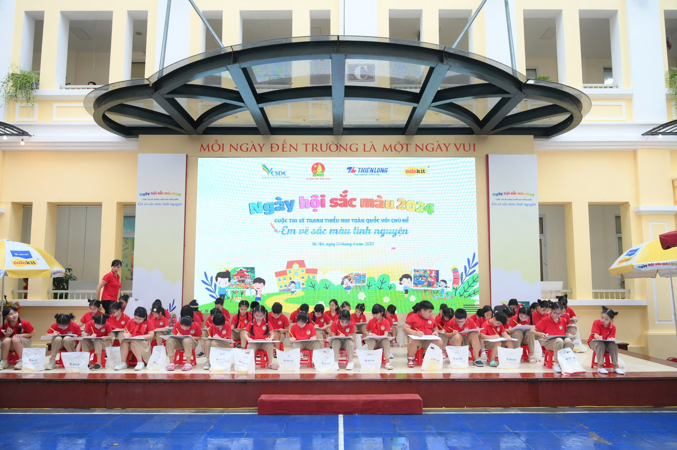 Các em học sinh thi vẽ tranh tại Ngày hội sắc màu.