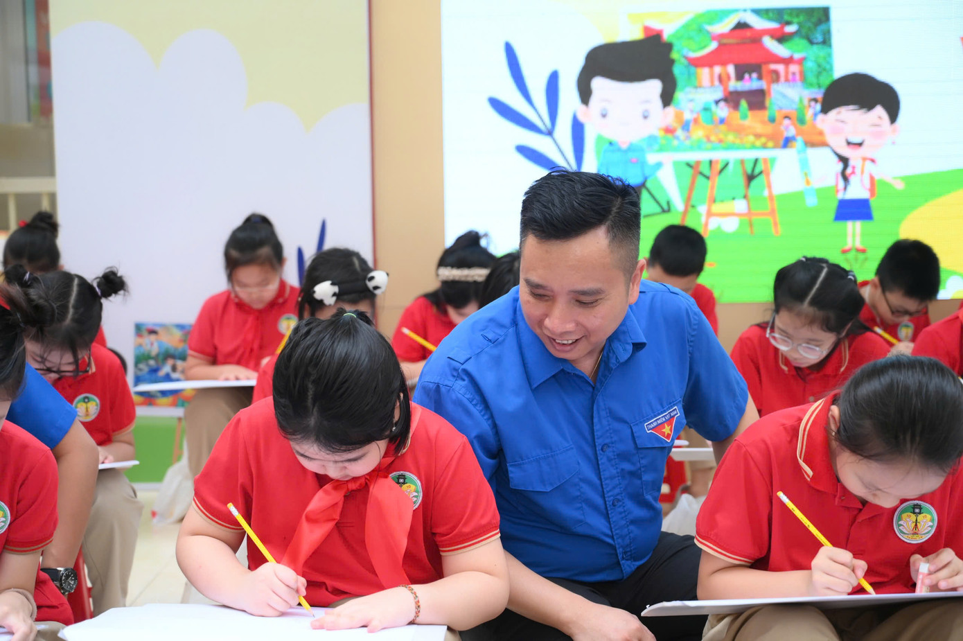Anh Lê Anh Quân - Phó Chủ tịch Hội đồng Đội T.Ư, Giám đốc Trung tâm Hỗ trợ và Phát triển Thiếu nhi Việt Nam động viên các em học sinh vẽ tranh trong Ngày hội sắc màu.