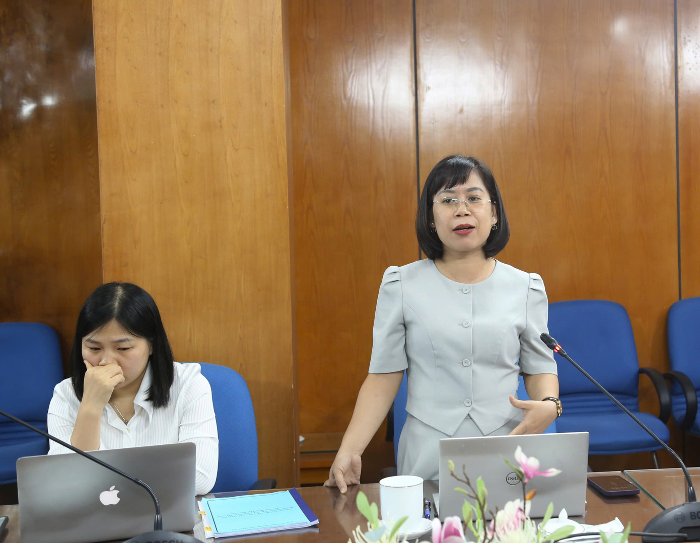 Các thành viên tổ công tác trao đổi, góp ý tại hội nghị.