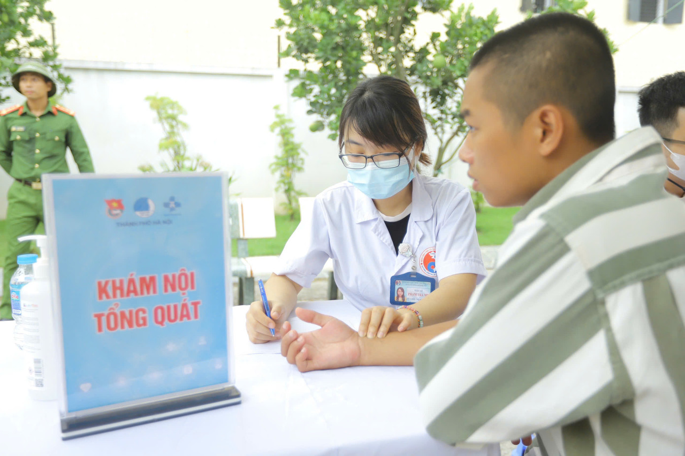 Khám sức khoẻ cho các phạm nhân đang chấp hành án tại trại giam Thanh Xuân (Hà Nội).