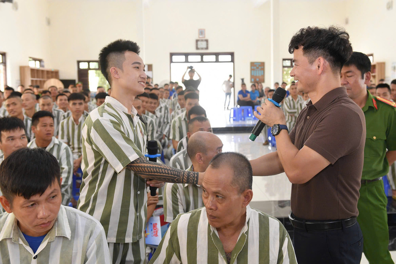 NSND Xuân Bắc giao lưu với các phạm nhân