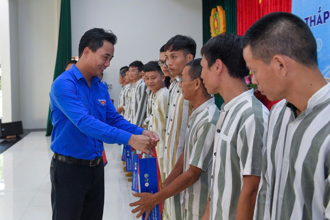 Anh Nguyễn Đức Tiến - Phó Bí thư Thường trực Thành Đoàn, Chủ tịch Hội LHTN TP Hà Nội tặng quà cho các phạm nhân đang cải tạo tại Phân trại số 2 - Trại giam Thanh Xuân.
