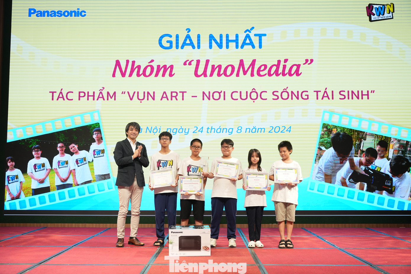 Trao giải Nhất cho nhóm Uno Media (học sinh trường THCS Cầu Giấy, Hà Nội) với tác phẩm "Vụn Art - Nơi cuộc sống tái sinh"