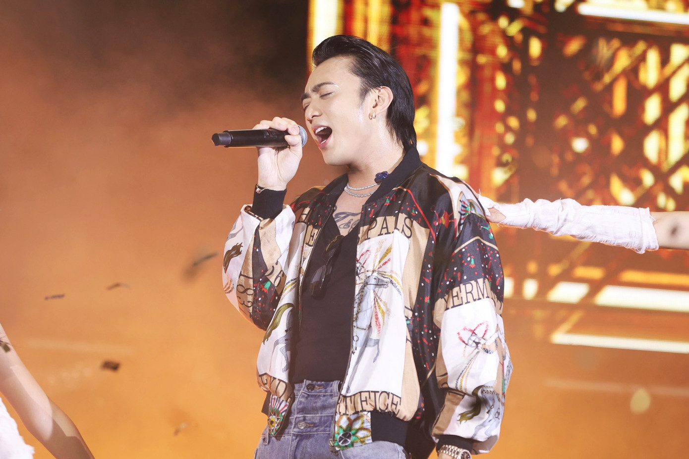 Ca sĩ Soobin khuấy đảo sân khấu chào tân sinh viên