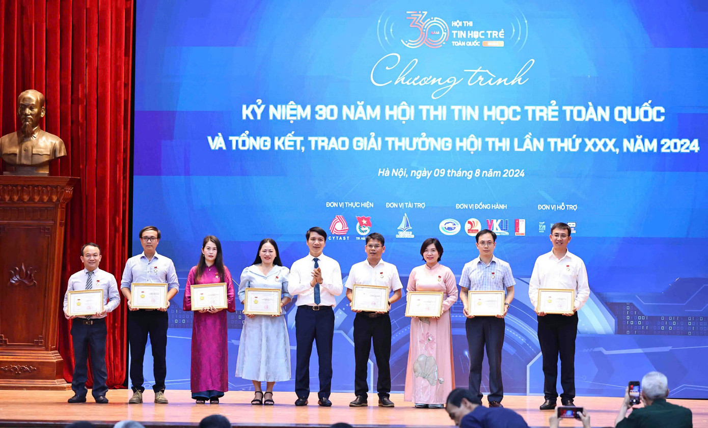 Anh Nguyễn Ngọc Lương - Bí thư thường trực T.Ư Đoàn, Chủ tịch T.Ư Hội LHTN Việt Nam trao tặng Kỷ niệm chương Vì thế hệ trẻ cho các cá nhân có nhiều đóng góp cho hội thi. Ảnh: Minh Đức