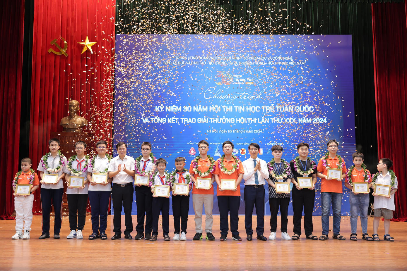 Thứ trưởng Bộ KH&amp;CN Bùi Thế Duy và Bí thư thường trực T.Ư Đoàn, Chủ tịch T.Ư Hội LHTN Việt Nam Nguyễn Ngọc Lương, trao giải Nhất cho các thí sinh, nhóm thí sinh.