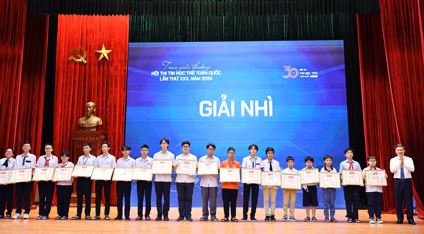 Trao giải cho các thí sinh đoạt giải Nhì. Ảnh: Minh Đức