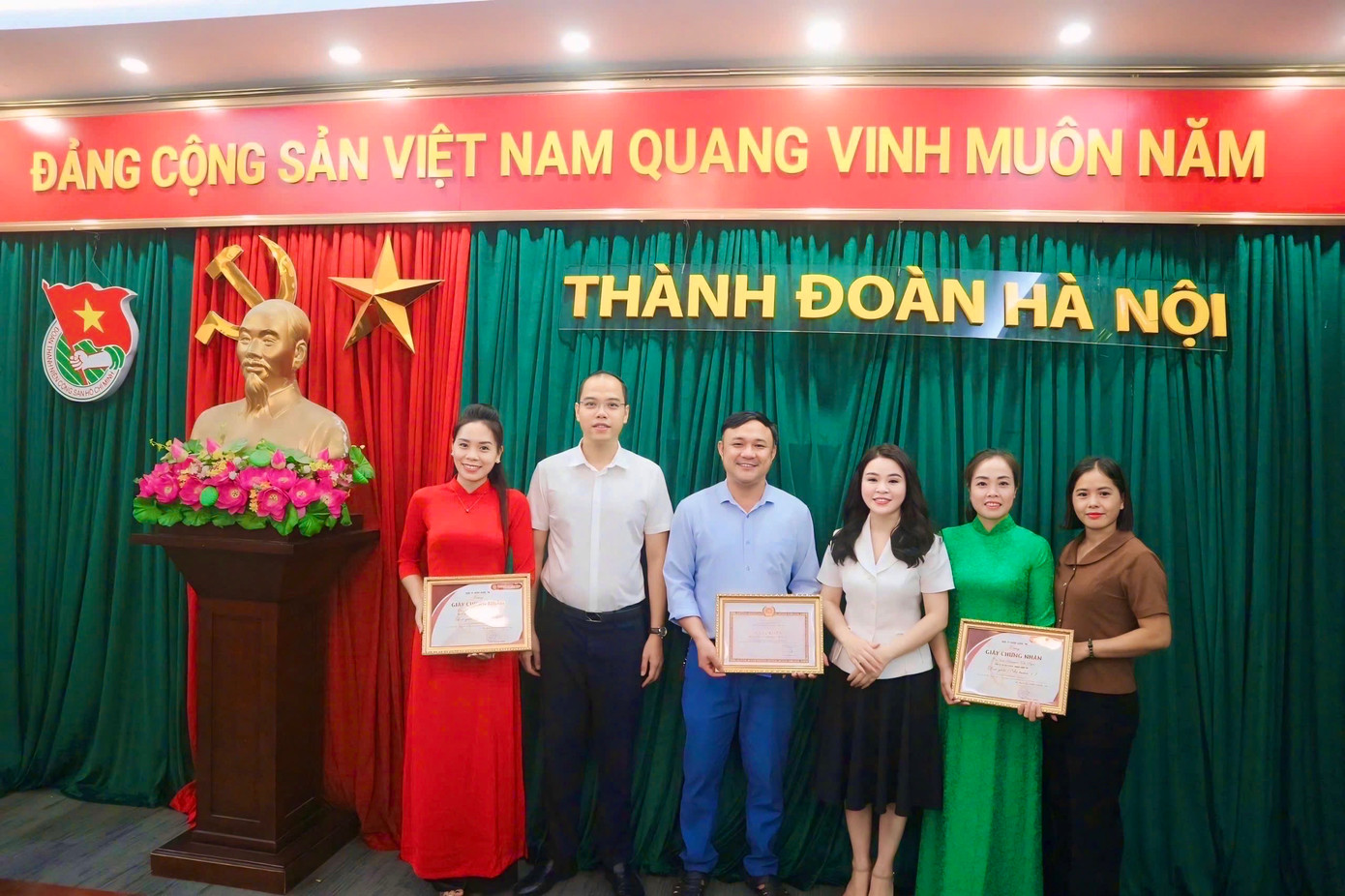 Ban tổ chức trao giải thưởng cho các thí sinh đạt giải