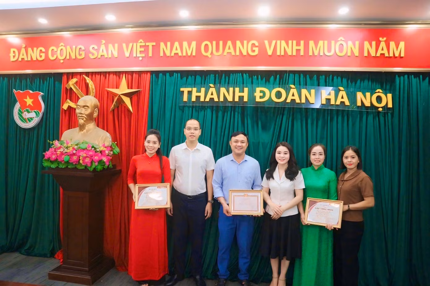 Ban tổ chức trao giải thưởng cho các thí sinh đạt giải Ban tổ chức trao giải thưởng cho các thí sinh đạt giải