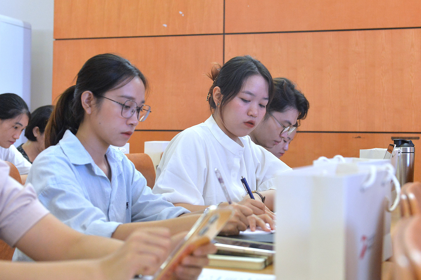 Các giáo viên tham gia chương trình tập huấn