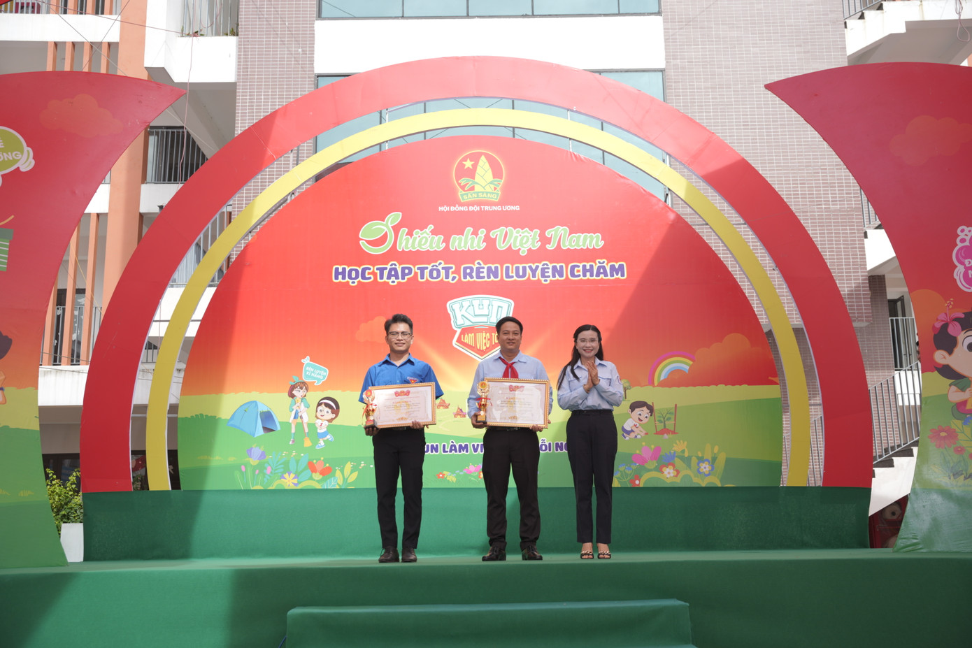 Chị Nguyễn Phạm Duy Trang - Bí thư T.Ư Đoàn, Chủ tịch Hội đồng Đội T.Ư trao giải Đặc biệt sân chơi đồng diễn sân trường.