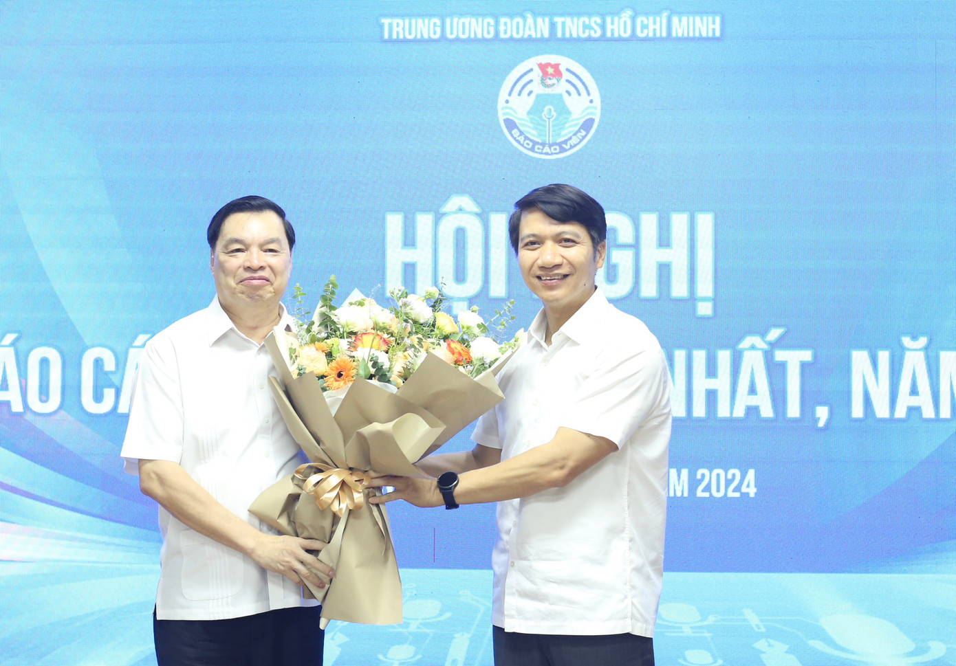 Bí thư thường trực T.Ư Đoàn, Chủ tịch T.Ư Hội LHTN Việt Nam Nguyễn Ngọc Lương tặng hoa ông Lê Mạnh Hùng - Phó Chủ tịch Hội Khuyến học Việt Nam, nguyên Phó Trưởng Ban Tuyên giáo T.Ư, nguyên Bí thư thường trực T.Ư Đoàn. Ảnh: Bảo Anh Bí thư thường trực T.Ư Đoàn, Chủ tịch T.Ư Hội LHTN Việt Nam Nguyễn Ngọc Lương tặng hoa ông Lê Mạnh Hùng - Phó Chủ tịch Hội Khuyến học Việt Nam, nguyên Phó Trưởng Ban Tuyên giáo T.Ư, nguyên Bí thư thường trực T.Ư Đoàn. Ảnh: Bảo Anh