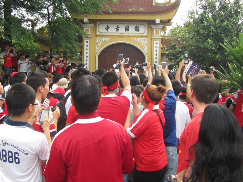 Cảnh chen lấn xô đẩy của các fan hâm mộ tại chùa Trấn Quốc (Hà Nội). Cảnh chen lấn xô đẩy của các fan hâm mộ tại chùa Trấn Quốc(Hà Nội)