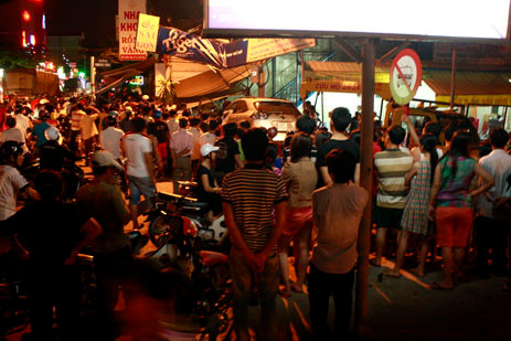 Nhiều người dân bức xúc, vây quanh hiện trường vụ tai nạn. Nhiều người dân bức xúc, vây quanh hiện trường vụ tai nạn