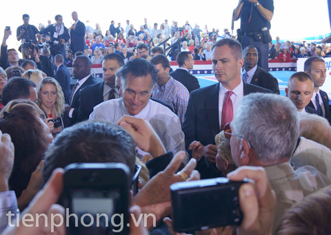 Lực lượng an ninh tỏ ra rất căng thẳng vì ông Romney nán lại để bắt tay, trò chuyện với cử tri