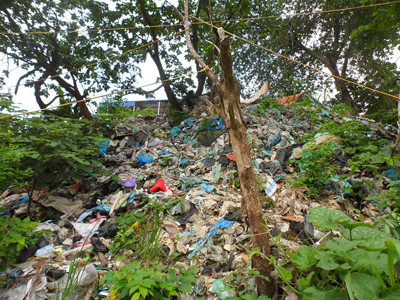 Những đống rác cao ngất bao quanh trước mặt “xóm nổi”