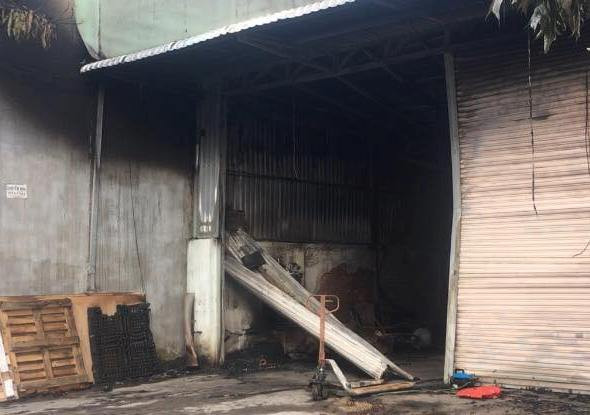 Lửa thiêu rụi quán cà phê và một nhà xưởng ngày nghỉ lễ ảnh 2